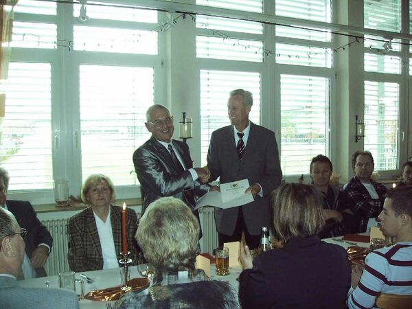 Herr Kurz, Bürgermeister von Niefern-Öschelbronn, überreichte die Ehrenurkunde des Landes
